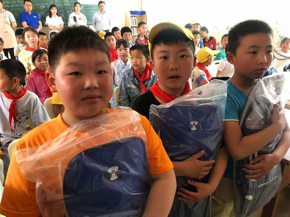 “溫暖童心快樂六一” 河南永和建設(shè)集團(tuán)前往查山鄉(xiāng)小學(xué)開展慰問活動