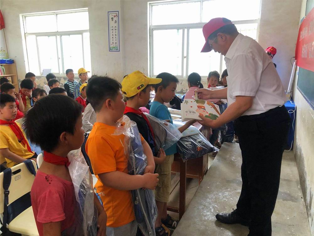 “溫暖童心快樂(lè)六一” 河南永和建設(shè)集團(tuán)前往查山鄉(xiāng)小學(xué)開(kāi)展慰問(wèn)活動(dòng)