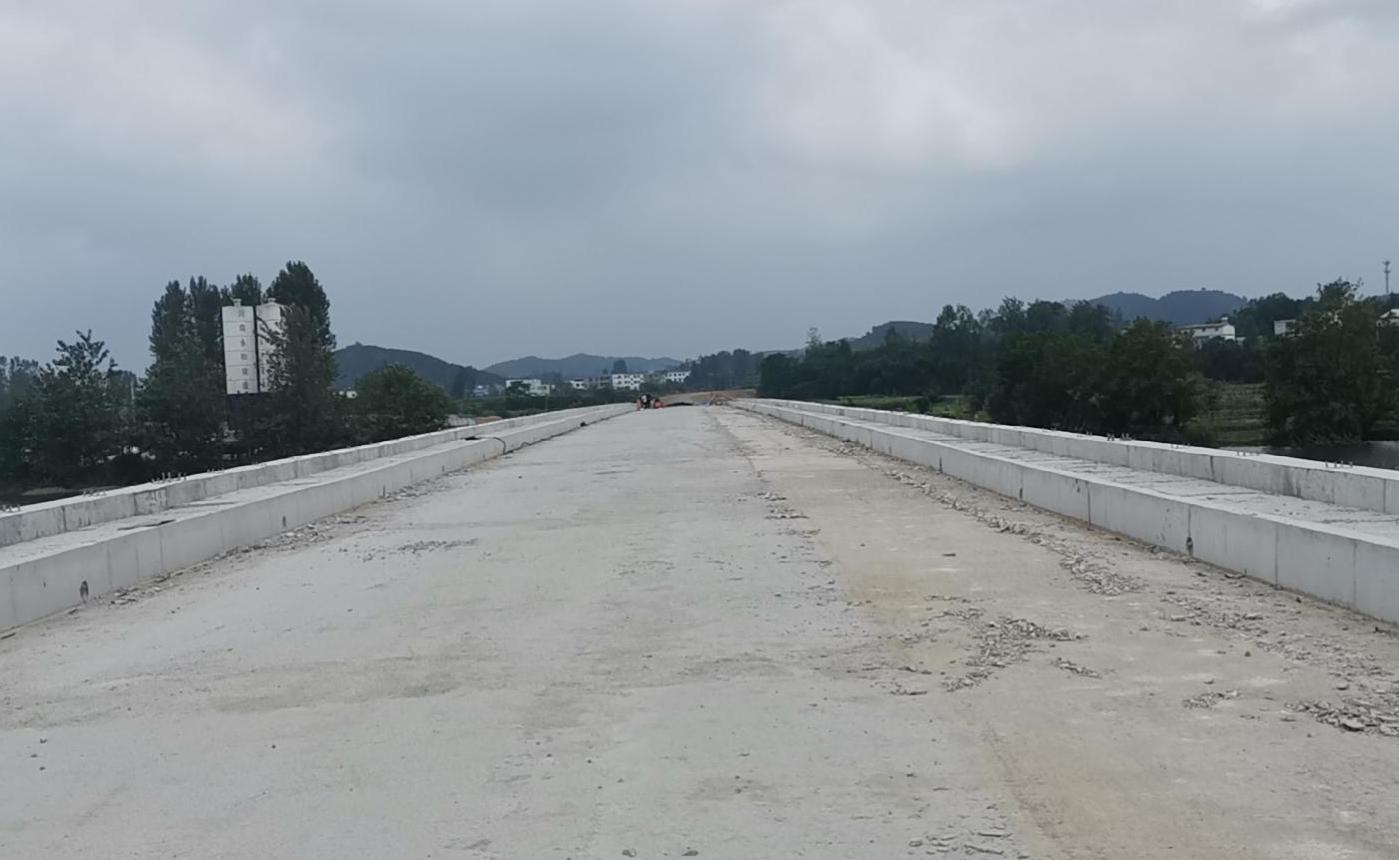 迎難而上?？⒐?鼓足干勁再出發(fā)——集團(tuán)董事長孔德穩(wěn)對河川西橋工程進(jìn)行檢查指導(dǎo)