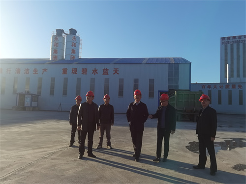 11月8日下午，信陽市發(fā)改委主任張宗福等一行領(lǐng)導(dǎo)蒞臨河南永和建設(shè)集團(tuán)有限公司平橋五里店王水拌合站視察指導(dǎo)工作！