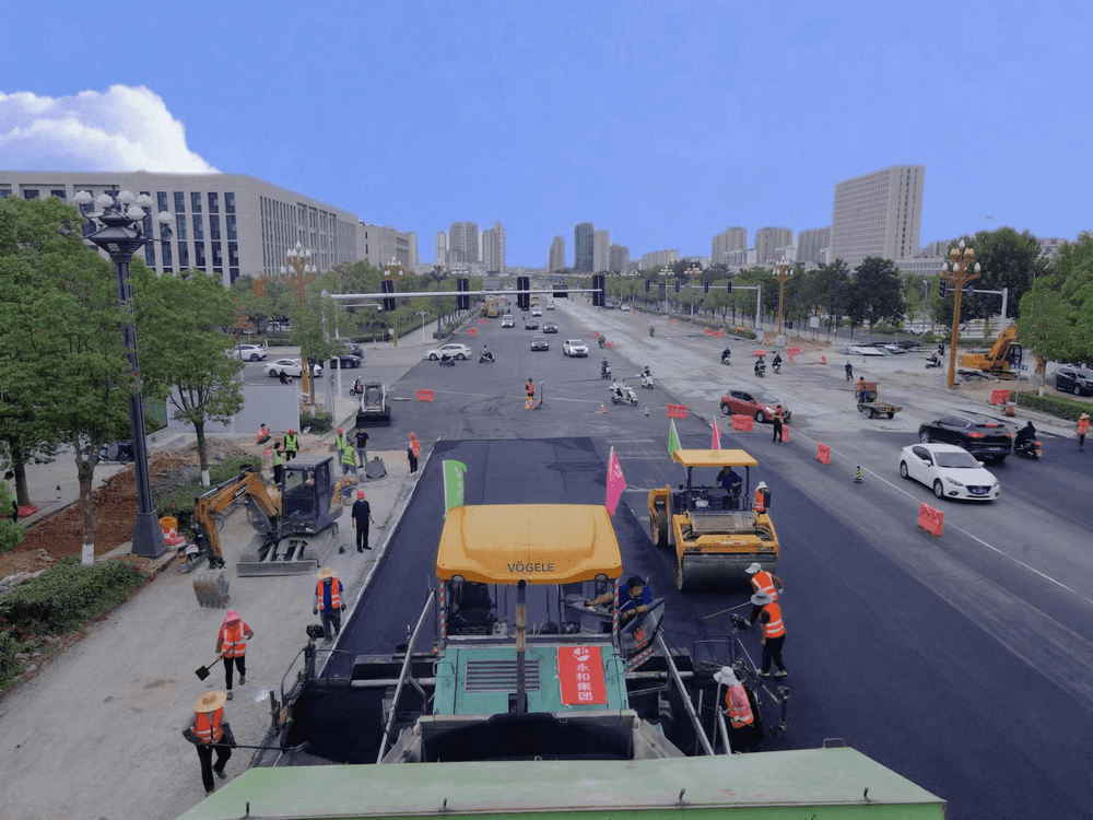   喜迎二十大，新五保暢通--永和集團(tuán)新五大道施工忙